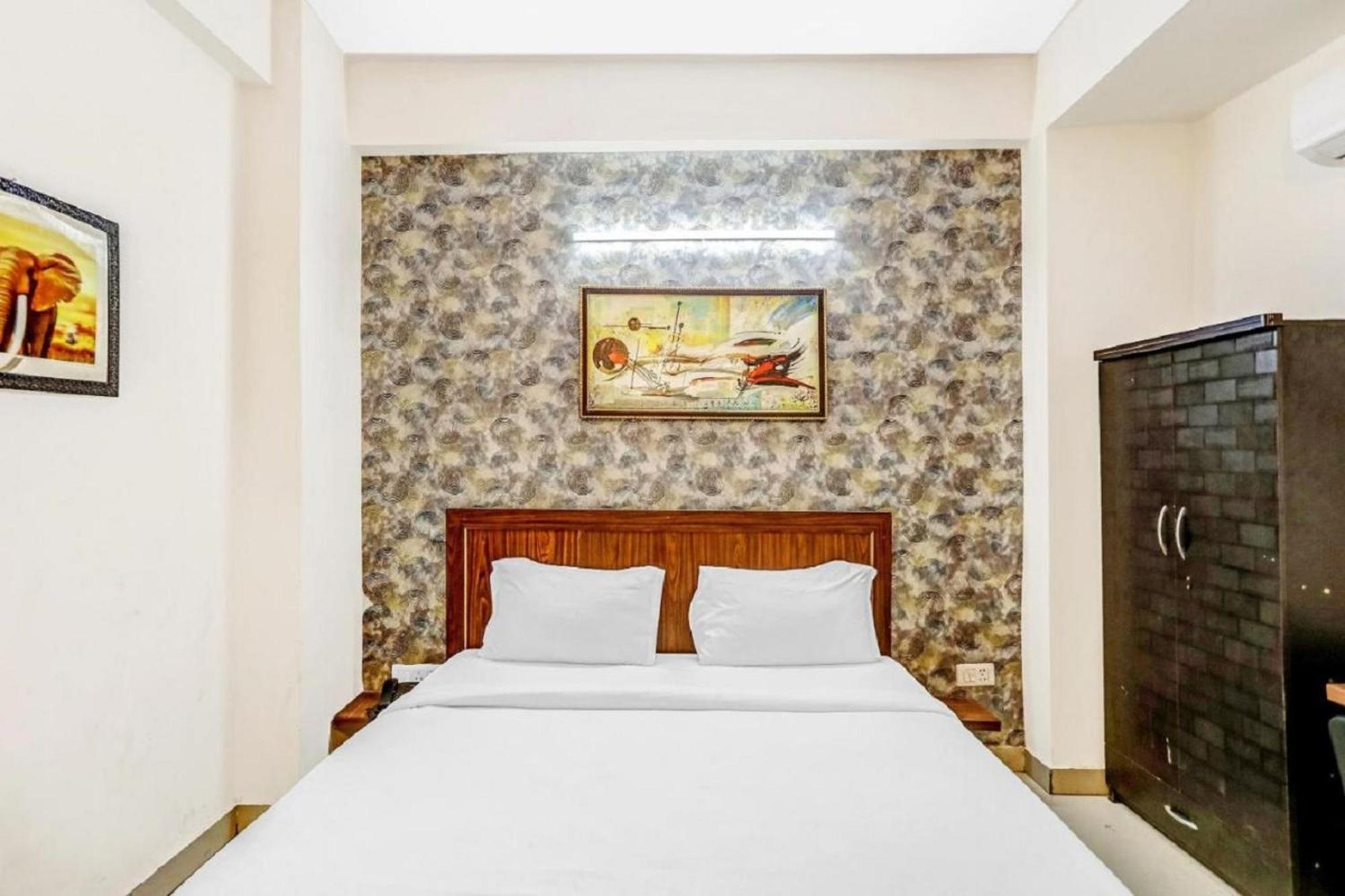 Hotel Noida Continental Bagian luar foto